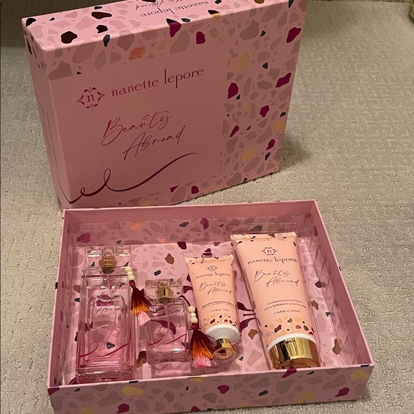 $129 Nanette Lepore 4pcs Beauty Gift Set